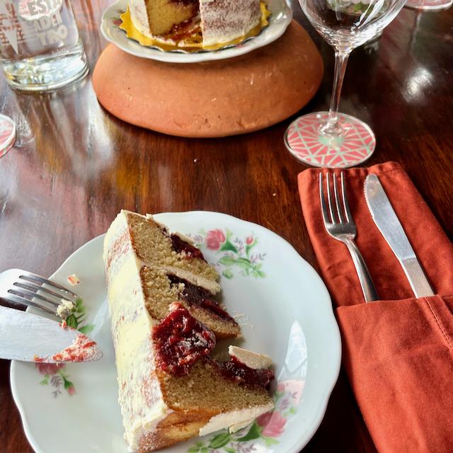 Torta natural con flores comestibles de la huerta helena grande 3 pisos