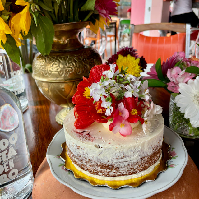 Torta natural con flores comestibles de la huerta helena pequeña 1 piso