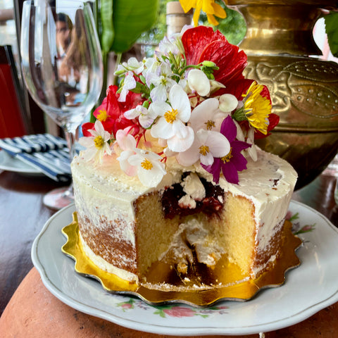 Torta natural con flores comestibles de la huerta helena pequeña 1 piso