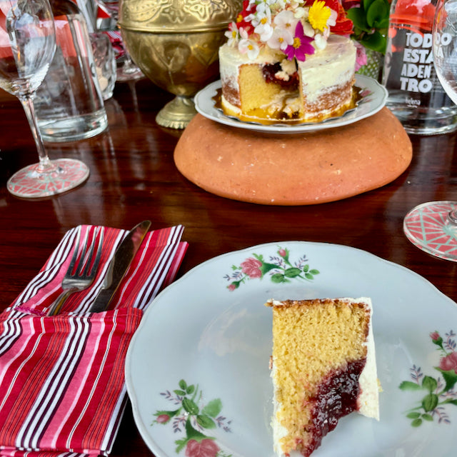 Torta natural con flores comestibles de la huerta helena pequeña 1 piso