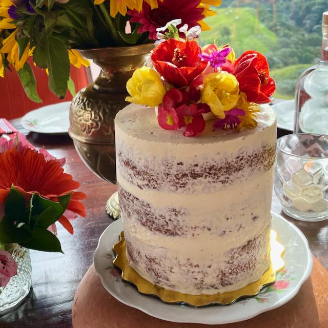 Torta natural con flores comestibles de la huerta helena grande 3 pisos