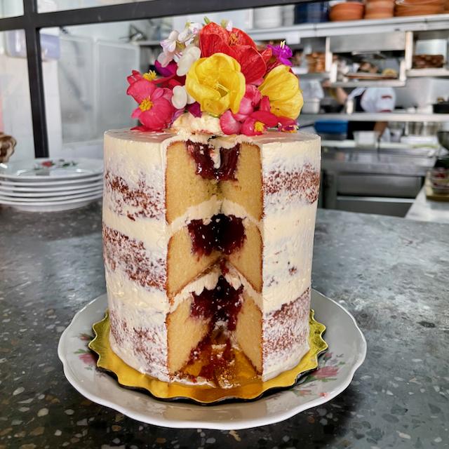 Torta natural con flores comestibles de la huerta Helena grande 3 pisos