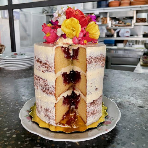 Torta natural con flores comestibles de la huerta helena grande 3 pisos