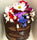 Torta de chocolate sin harina con almendras en torre con flores comestibles